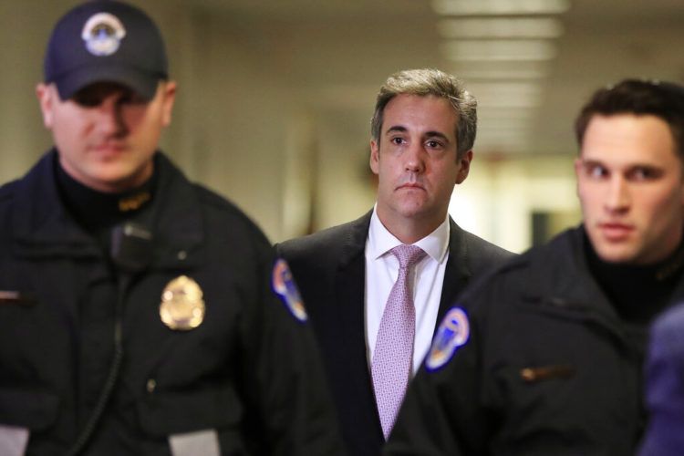 Michael Cohen (centro, detrás), exabogado personal del presidente de Estados Unidos, Donald Trump, tras una vista a puerta cerrada en el Comité de Inteligencia del Senado, en el Capitolio, Washington, el 26 de febrero de 2019. (AP Foto/Manuel Balce Ceneta)