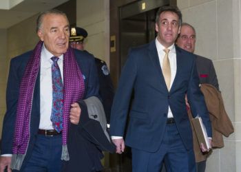 El ex abogado personal de Donald Trump, Michael Cohen, derecha, arriba para declarar a puertas cerradas ante la Comisión de Inteligencia de la cámara baja en el Congreso, Washington, jueves 28 de febrero de 2019. Lo acompaña su abogado, Michael Monico. Foto: Alex Brandon / AP.