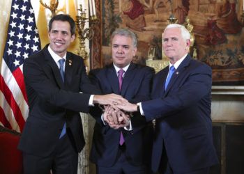 El autoproclarado presidente interino de Venezuela, Juan Guaidó, el mandatario colombiano Iván Duque y el vicepresidente de Estados Unidos Mike Pence posan para una fotografía en el marco de una reunión del llamado Grupo de Lima en Bogotá, Colombia, el lunes 25 de febrero de 2019. Foto: Martín Mejía / AP.