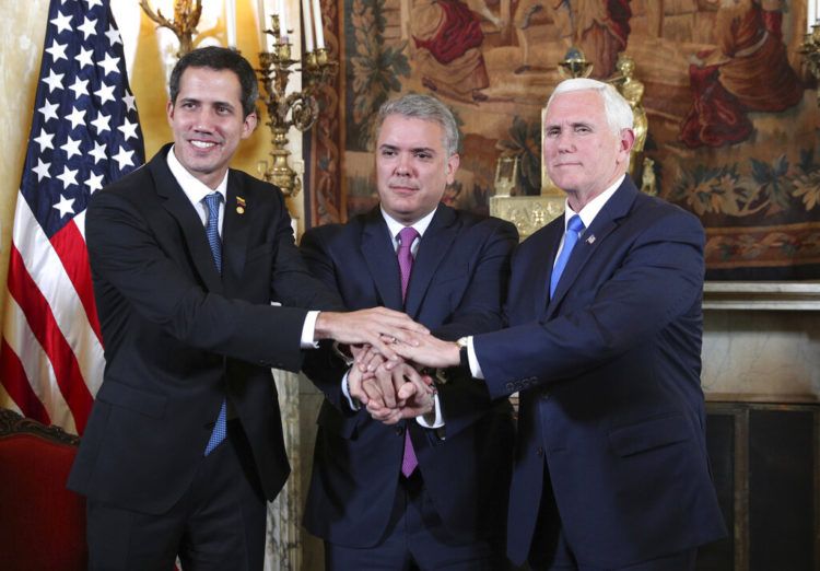 El autoproclarado presidente interino de Venezuela, Juan Guaidó, el mandatario colombiano Iván Duque y el vicepresidente de Estados Unidos Mike Pence posan para una fotografía en el marco de una reunión del llamado Grupo de Lima en Bogotá, Colombia, el lunes 25 de febrero de 2019. Foto: Martín Mejía / AP.