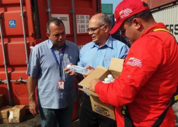 El ministro de Salud de Venezuela, Carlos Alvarado (c), en el recibimiento de un envío de medicinas de Cuba, China y la OPS, en el puerto de La Guaira, el 13 de febrero de 2019. Foto: @AlvaradoC_MPPS / Twitter.