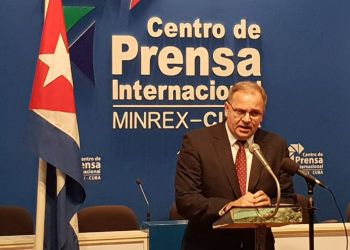 Eugenio Martínez, director general de América Latina de la cancillería cubana, durante una conferencia de prensa en la que criticó la celebración en Washington de una conferencia de la OEA sobre la reforma constitucional cubana. Foto: @CubaMINREX / Twitter.