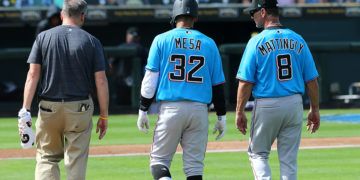 Víctor Víctor Mesa sale del campo tras sentir una dolencia en su primer partido de pretemporada con los Marlins de Miami. Foto: Cliff Welch/Icon Sportswire