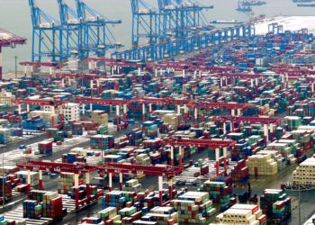 Actividad en el puerto en Qingdao, en la provincia de Shandong, en el este de China. Foto: Chinatopix vía AP / Archivo.