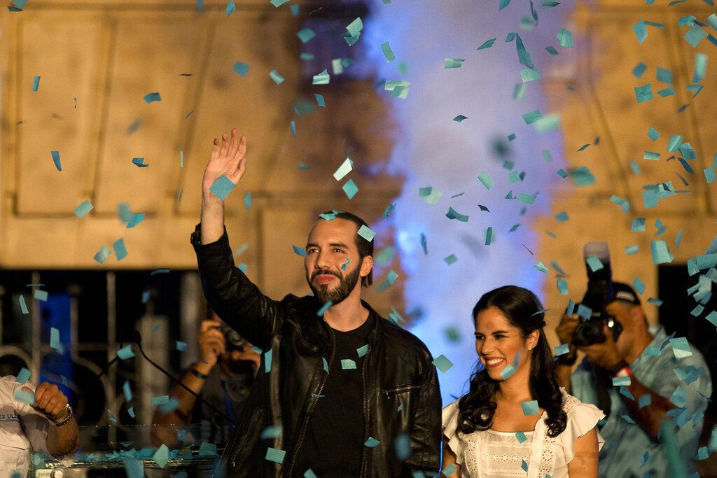 El presidente electo de El Salvador, Nayib Bukele, junto a su esposa Gabriela, saluda a sus simpatizantes en San Salvador el domingo 3 de febrero de 2019. Foto: Moisés Castillo / AP.