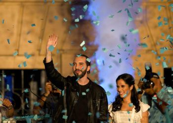 El presidente electo de El Salvador, Nayib Bukele, junto a su esposa Gabriela, saluda a sus simpatizantes en San Salvador el domingo 3 de febrero de 2019. Foto: Moisés Castillo / AP.