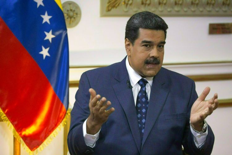 El presidente venezolano, Nicolás Maduro, habla durante una entrevista con The Associated Press en el Palacio de Miraflores en Caracas, Venezuela, el jueves 14 de febrero de 2019. Foto: Ariana Cubillos / AP.