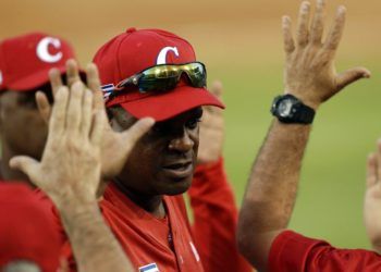 El manager de Los Leñeros de Las Tunas de Cuba, Pablo Civil, celebra la victoria por 3-1 sobre los Charros de Jalisco, de México, en partido por la Serie del Caribe de béisbol, en el estadio Rod Carew en la Ciudad de Panamá, el martes 5 de febrero de 2019. (AP Foto/Arnulfo Franco)