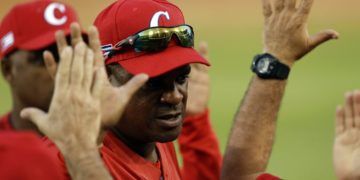 El manager de Los Leñeros de Las Tunas de Cuba, Pablo Civil, celebra la victoria por 3-1 sobre los Charros de Jalisco, de México, en partido por la Serie del Caribe de béisbol, en el estadio Rod Carew en la Ciudad de Panamá, el martes 5 de febrero de 2019. (AP Foto/Arnulfo Franco)