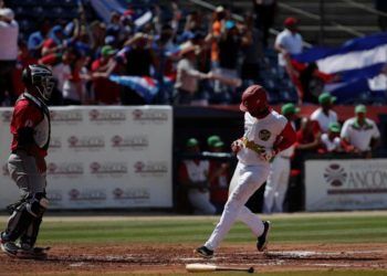 Yuniesky Larduet (d) de los Leñadores de las Tunas de Cuba anota una carrera ante los Cardenales de Lara de Venezuela este sábado, durante un partido de la Serie del Caribe que se juega en el Estadio Nacional Rod Carew de Ciudad de Panamá. Foto: Bienvenido Velasco / EFE.