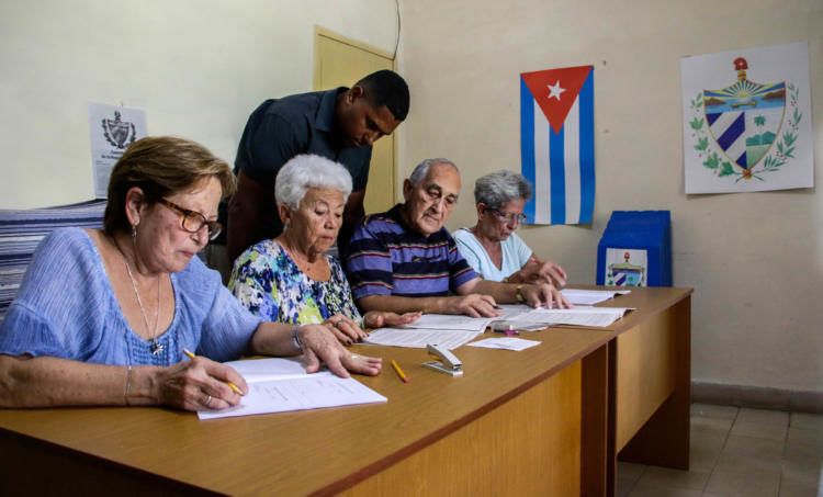 Colegio electoral del municipio Playa, en La Habana, durante el ensayo del referendo sobre la nueva Constitución cubana, realizado el 17 de febrero de 2019. Foto: Abel Padrón / Trabajadores.