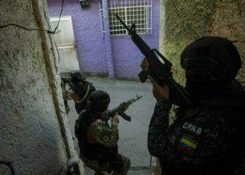 Miembros de las Fuerzas de Acciones Especiales (FAES) de la policía nacional, un comandado de élite creado para operaciones contra las bandas, patrullan por el vecindario de Antimano de Caracas, Venezuela, el 29 de enero de 2019. Foto: Rodrigo Abd / AP.