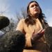 La portavoz de la Casa Blanca, Sarah Huckabee Sanders, habla con los medios afuera de la residencia presidencial, en Washington, el viernes 18 de enero de 2019. (AP Foto/Jacquelyn Martin)