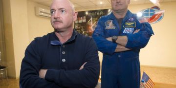 Fotografía de archivo del 26 de marzo de 2015 del astronauta Scott Kelly, derecha, miembro de la misión a la Estación Espacial Internacional, en un cuarto de cuarentena, atrás de su hermano gemelo, Mark Kelly, también astronauta. Foto: Dmitry Lovetsky / AP / Archivo.