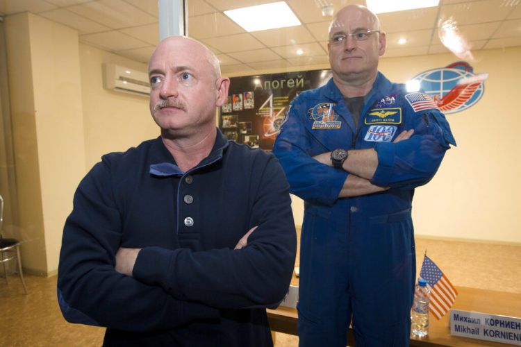 Fotografía de archivo del 26 de marzo de 2015 del astronauta Scott Kelly, derecha, miembro de la misión a la Estación Espacial Internacional, en un cuarto de cuarentena, atrás de su hermano gemelo, Mark Kelly, también astronauta. Foto: Dmitry Lovetsky / AP / Archivo.