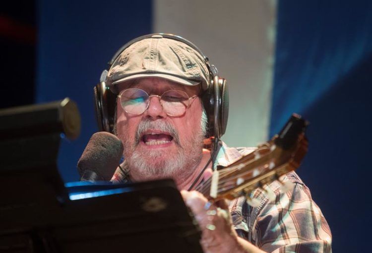 Silvio Rodríguez durante su concierto en Regla. Foto: Yander Zamora / EFE.