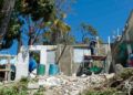 Trabajos en la casa de Danaisy Alfonso, en Guanabacoa, un mes después del tornado que destruyó su techo y las paredes de su cuarto. Foto: Otmaro Rodríguez.