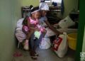 Danaisy Alfonso junto a su hija Emilenys, de tres años, en el albergue de El Roble, en Guanabacoa, un mes después del tornado que azotara La Habana el 27 de enero de 2019. Foto: Otmaro Rodríguez.