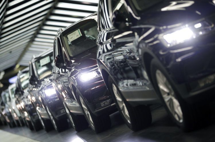 Autos de Volkswagen en una planta en Wolfsburgo, Alemania. Foto: Michael Sohn / AP / Archivo.