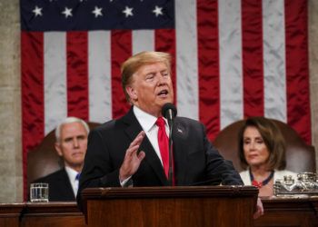 Donald Trump en su informe sobre el Estado de la Unión el 5 de febrero del 2019 en Washington, bajo la mirada del vicepresidente Mike Pence y de la jefa del bloque demócrata de la cámara baja Nancy Pelosi. Foto: Doug Mills /The New York Times vía AP / Pool / Archivo.