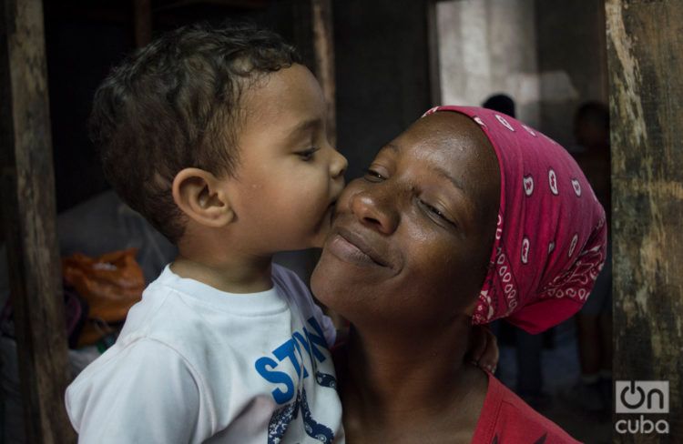 Milagros García y su hijo Dylan, de 3 años, a un mes del tornado que destruyó su casa en la barriada de Luyanó, en La Habana. Foto: Otmaro Rodríguez.