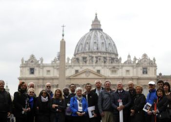 Miembros de la organización Fin al Abuso Clerical posan para una foto frente al Vaticano, el lunes 18 de febrero de 2019. Foto: Gregorio Borgia / AP.