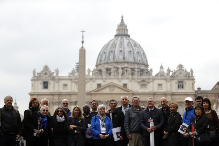 Miembros de la organización Fin al Abuso Clerical posan para una foto frente al Vaticano, el lunes 18 de febrero de 2019. Foto: Gregorio Borgia / AP.