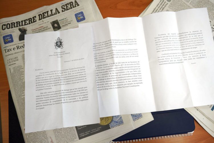 Reproducción de la carta de tres páginas que, según el diario italiano "Corriere della Sera", el papa Francisco le escribió al presidente venezolano Nicolás Maduro, en Roma el 13 de febrero del 2019. Foto: Andrew Medichini / AP.