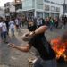 Un manifestante arroja piedras durante enfrentamientos con la Guardia Nacional Bolivariana en Ureña, Venezuela, cerca de la frontera con Colombia, el sábado 23 de febrero de 2019. Foto: Rodrigo Abd / AP.