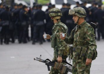 Soldados colombianos sostienen una taza de café al llegar al puente internacional Simón Bolívar en La Parada, cerca de Cúcuta, Colombia, en la frontera con Venezuela, el domingo 24 de marzo de 2019. Foto: Fernando Vergara / AP.