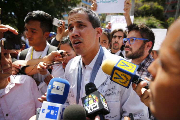 El presidente de Asamblea Nacional de Venezuela Juan Guaidó, quien se declaró presidente interino, habla con periodistas durante una marcha contra el presidente Nicolás Maduro en Caracas el miércoles 30 de enero de 2019. Foto: Ariana Cubillos / AP.