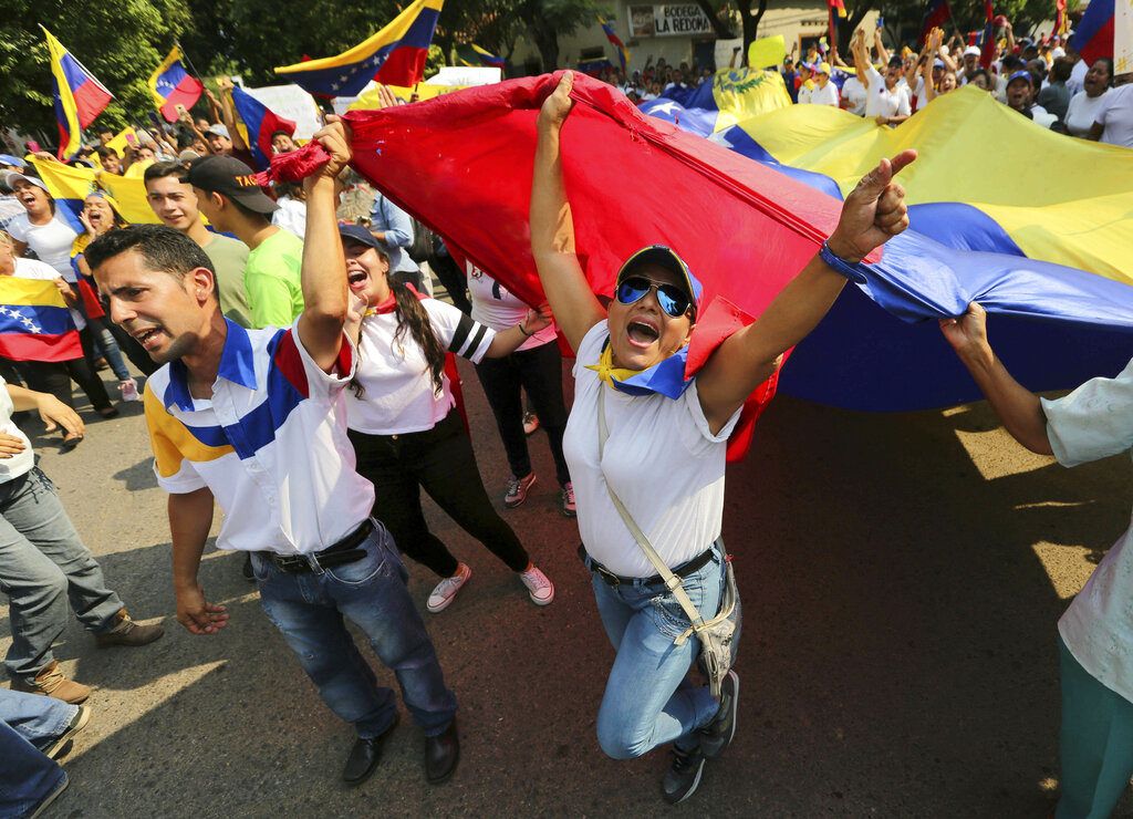 Manifestantes durante una protesta antigubernamental en Urena, Venezuela, el martes 12 de febrero de 2019, en la frontera con Colombia. Foto: Fernando Llano / AP.