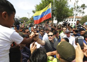 El senador estadounidense Marco Rubio saluda a migrantes venezolanos en La Parada, cerca de Cúcuta, Colombia, domingo 17 de febrero de 2019. Foto: Fernando Vergara / AP.