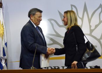 Rodolfo Nin, canciller de Uruguay, izquierda, y la alta representante para Asuntos Exteriores y Política de Seguridad de la Unión Europea, Federica Mogherini, se dan la mano al final de una reunión del Grupo de Contacto Internacional sobre la crisis de Venezuela en Montevideo, Uruguay, el jueves 7 de febrero de 2019. Foto: Matilde Campodonico / AP.