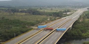 Esta imagen tomada de un video muestra un camión cisterna de combustible, remolques de carga y cercos improvisados bloqueando el Puente Internacional Tienditas en un intento por detener la entrada a Venezuela de ayuda humanitaria desde Colombia, vista desde las afueras de Cúcuta, Colombia, el miércoles 6 de febrero de 2019. (AP Foto)