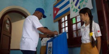 Votación en un colegio electoral de La Habana durante el referendo constitucional del 24 de febrero de 2019. Foto: Yander Zamora / EFE.