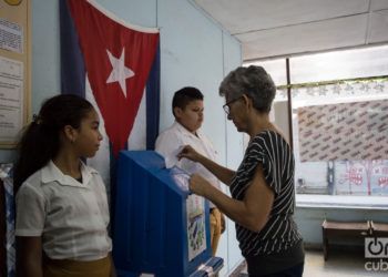 Votación en un colegio electoral de La Habana durante el referendo sobre la nueva Constitución cubana, el 24 de febrero de 2019. Foto: Otmaro Rodríguez.