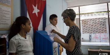 Votación en un colegio electoral de La Habana durante el referendo sobre la nueva Constitución cubana, el 24 de febrero de 2019. Foto: Otmaro Rodríguez.