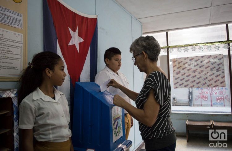 Votación en un colegio electoral de La Habana durante el referendo sobre la nueva Constitución cubana, el 24 de febrero de 2019. Foto: Otmaro Rodríguez.