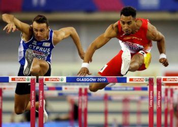 Milan Trajkovic (izquierda), de Chipre, compite contra Orlando Ortega, cubano nacionalizado español, durante la semifinal de ls 60m con vallas en el Campeoanto Europeo de Glasgow. March 2019. (Chipre, España) EFE/EPA/VALDRIN XHEMAJ