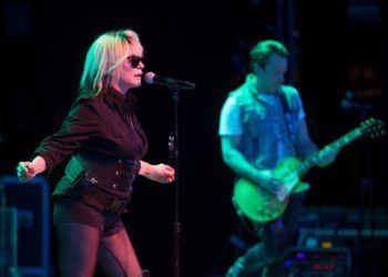 La cantante de la banda estadounidense Blondie Deborah Ann Harry, más conocida como Debbie Harry, se presenta durante un concierto de la agrupación el 15 de marzo de 2019 en el teatro Mella de La Habana (Cuba). Foto: Yander Zamora / EFE.