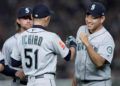 El jugador de campo exterior Ichiro Suzuki (i) saluda al receptor Yusei Kikuchi, ambos de los Marineros de Seattle, antes del comienzo del partido, este miércoles, contra los Atléticos de Oakland en Tokio (Japón) que marca el inicio de la temporada 2019 de las Grandes Ligas de Béisbol en Estados Unidos. Se trata de la quinta vez en la historia de la Major League Baseball (MLB) que la temporada arranca fuera de Estados Unidos. EFE/ Kiyoshi Ota