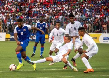 Duckens Nazon (i) de la selección haitiana controla el balón ante la defensa cubana durante un partido por la última jornada de las eliminatorias de la Liga de Naciones de la Concacaf entre Haití y Cuba este domingo, en el estadio Sylvio Cator, enPuerto Príncipe (Haití). EFE/Jean Marc Herve Abelard