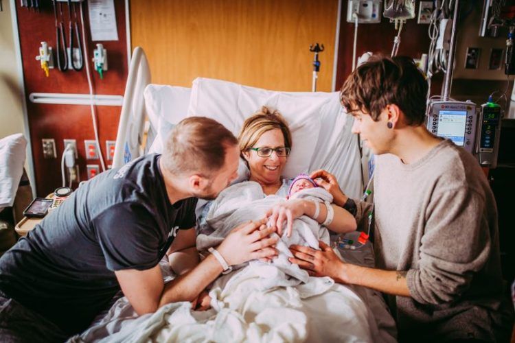 Cecile Eledge junto a su hijo Matthew Eledge y el esposo de este, Elliot Dougherty.