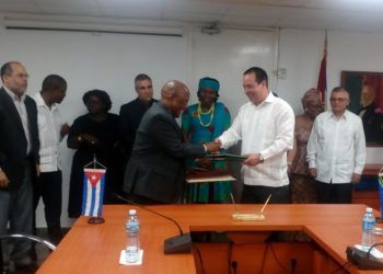 Los ministros de salud de Cuba, José Ángel Portal (3-d), y de Sudáfrica, Pakishe Aaron Motsoaledi (5-i), se saludan tras firmar un acuerdo intergubernamental, el 4 de marzo de 2019 en La Habana. Foto: @MINSAPCuba / Twitter.