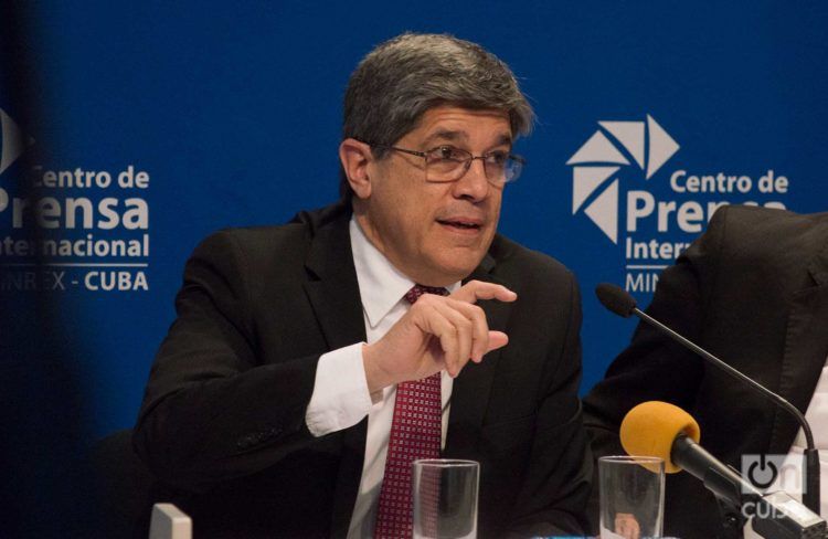 Carlos Fernández de Cossío, director de Estados Unidos de la cancillería cubana, durante la presentación a la prensa en La Habana el 14 de marzo de 2019, de los resultados de la investigación cubana sobre los incidentes de salud sufridos por diplomáticos norteamericanos en Cuba. Foto: Otmaro Rodríguez.