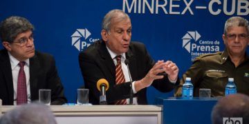 Carlos Fernández de Cossío (i), director de Estados Unidos de la cancillería cubana; Mitchell Valdés-Sosa (c), director del Centro de Neurociencias de Cuba, y el Teniente Coronel Roberto Hernández (d), investigador del Ministerio del Interior, durante la presentación a la prensa en La Habana el 14 de marzo de 2019, de los resultados de la investigación cubana sobre los incidentes de salud sufridos por diplomáticos norteamericanos en Cuba. Foto: Otmaro Rodríguez.