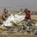 Rescatistas trabajan en el lugar donde se estrelló un avión de Ethiopian Airlines, cerca de Bishoftu, o Debre Zeit, al sur de Adís Abeba, Etiopía, el 11 de marzo de 2019. Foto: Mulugeta Ayene / AP.