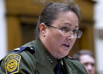 En esta imagen, tomada el 26 de febrero de 2019, la jefa de la Oficina de Aduanas y Protección Fronteriza de Estados Unidos, Carla Provost, declara ante un comité judicial de la Cámara de Representantes, en el Capitolio, Washington. Foto: José Luis Magana / AP.