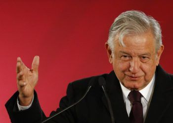 En esta imagen del 9 de enero de 2019, el presidente de México Andrés Manuel López Obrador durante una conferencia de prensa en la Ciudad de México. (AP Foto/Rebecca Blackwell, Archivo)